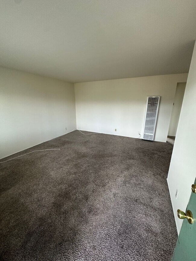 Building Photo - 1 bedroom apartment with off street parking