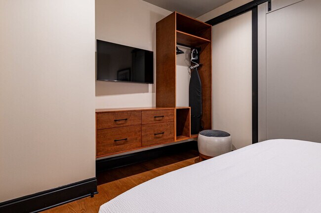 Building Photo - 1011 Canal St