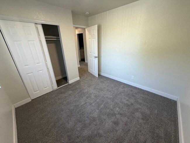 Building Photo - The Mooring, 3 bedroom, 1 bathroom - 2nd floor apartment