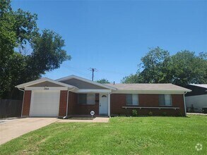Building Photo - 1305 Milmo Dr