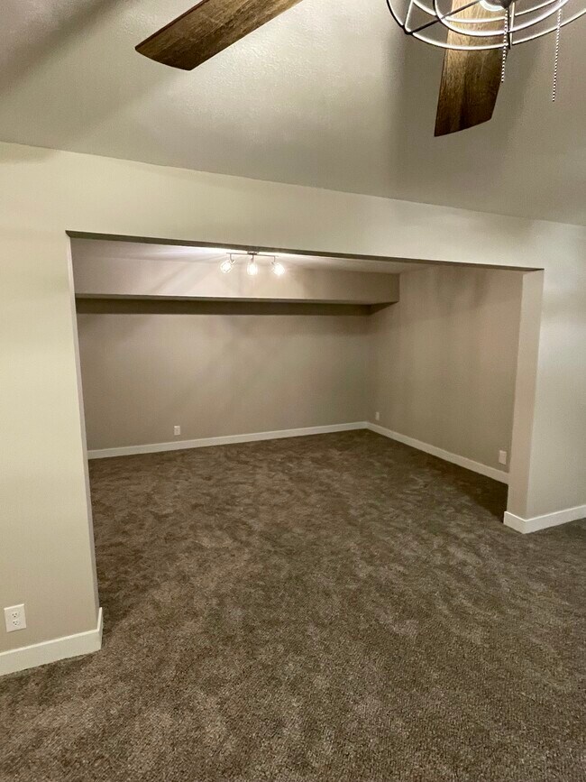 Building Photo - 627 Union Park Cir