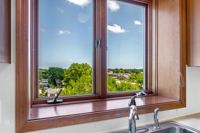 Building Photo - 5555 N Cumberland Ave