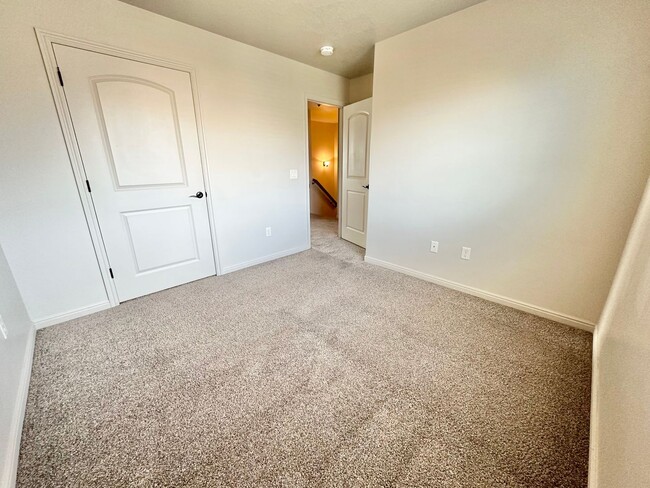 Building Photo - Very nice Millcreek Springs Townhome