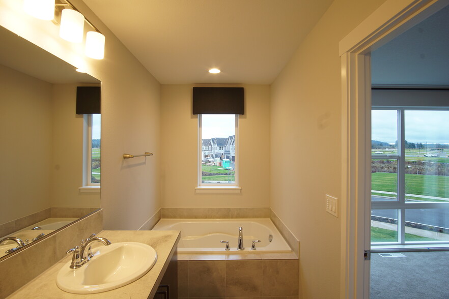 Master Bathrom- Tub - 7447 SE Chinquapin Dr