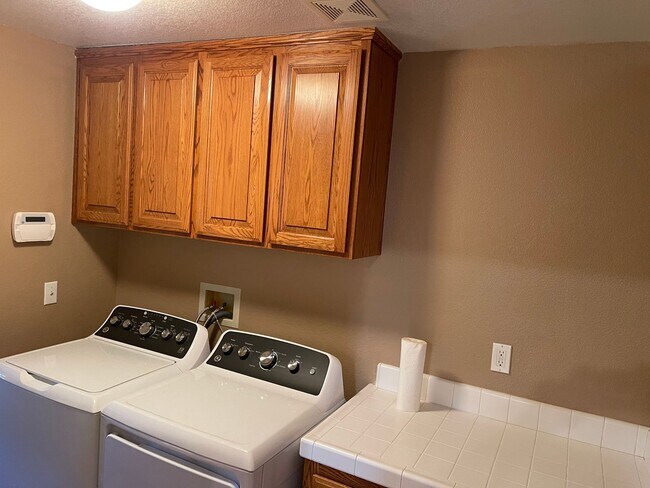 Building Photo - Fresh and Modern 4-Bedroom Home