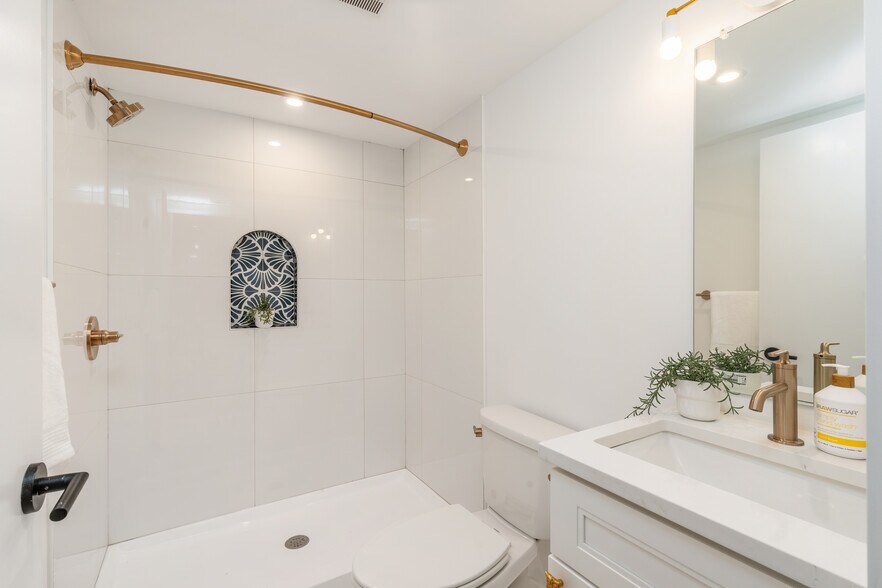 Building Photo - 1627 Fontain St