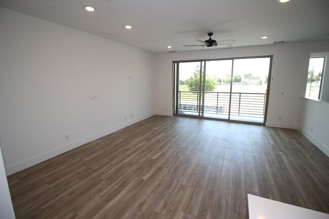 Building Photo - 2707 E Tamarind Dr