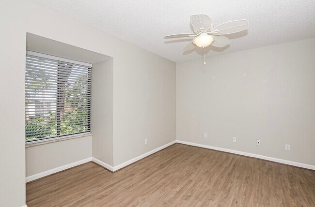 Building Photo - 800 NW Fork Rd