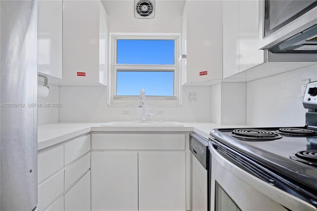 Building Photo - 4747 Collins Ave