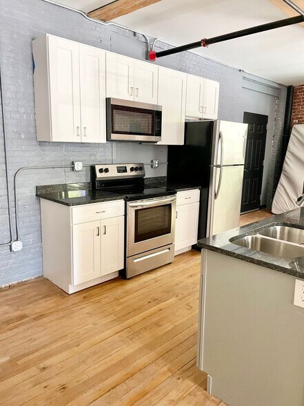 Building Photo - 548 Roosevelt Ave