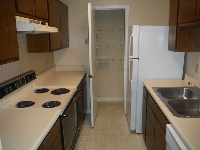 Building Photo - Nice 2nd FL Condo with Screened Balcony