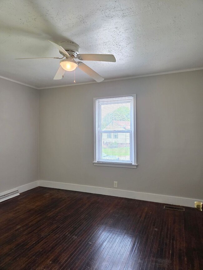 Building Photo - 1027 Holland Ave