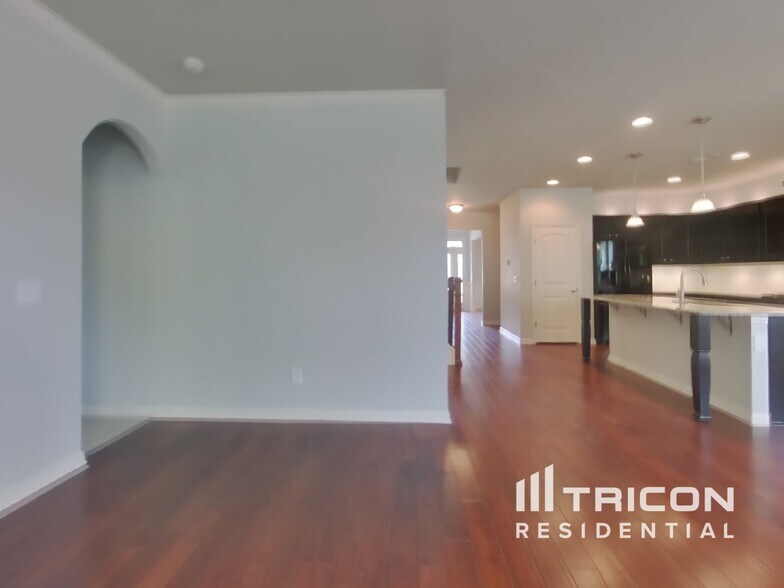 Building Photo - 3013 Alan Dr