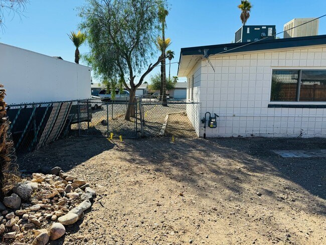 Building Photo - Spacious 3 Bedroom, 2 Bathroom Home with Solar in Bullhead City!