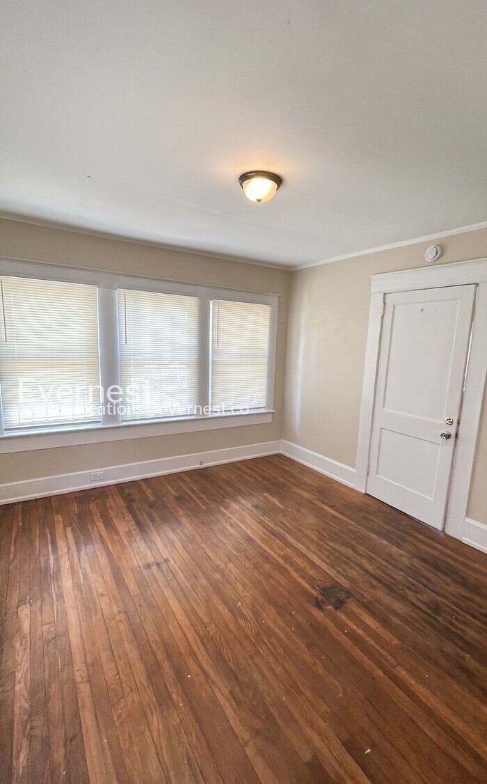 Building Photo - 1119 Graymont Ave W