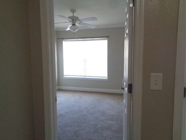 Building Photo - Great Location / Close to Hwy 85 & I-10