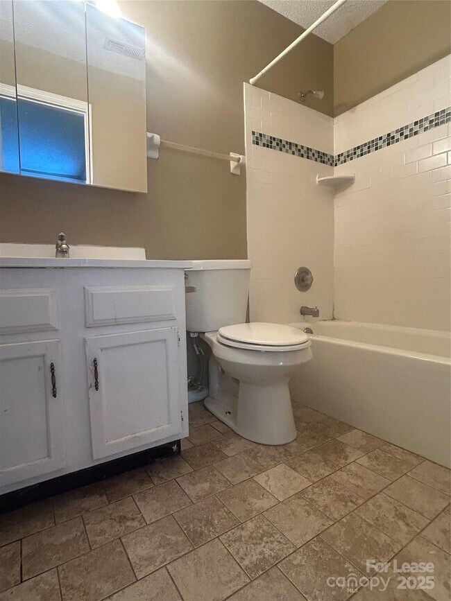 Building Photo - 9605 Vinca Cir