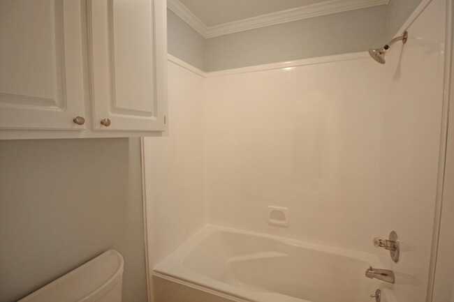 Building Photo - 320 Hawthorne Dr