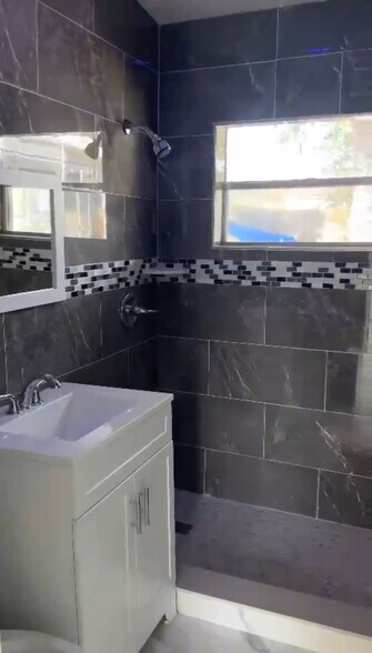 Building Photo - 206 Poinciana Cir