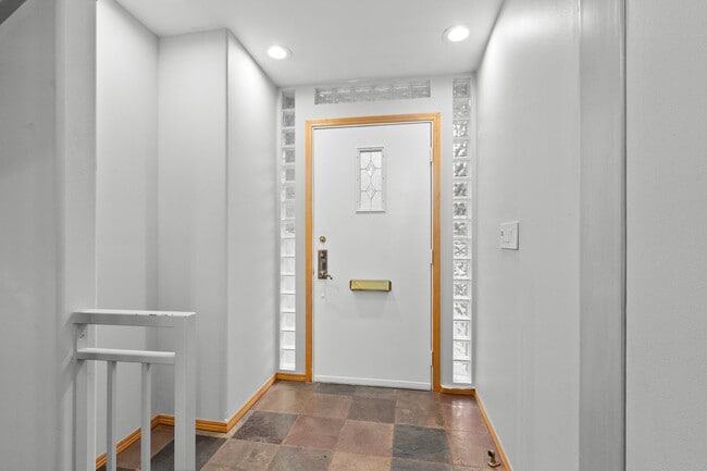 Building Photo - 4Bd/2.5Ba Seattle House