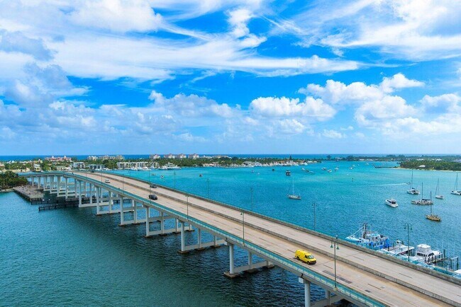 Building Photo - 2640 Lake Shore Dr