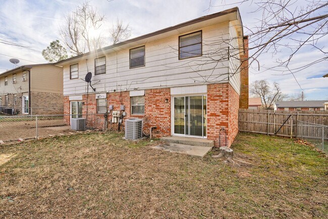 Building Photo - 4 bed 1.5 bath duplex in Midwest City