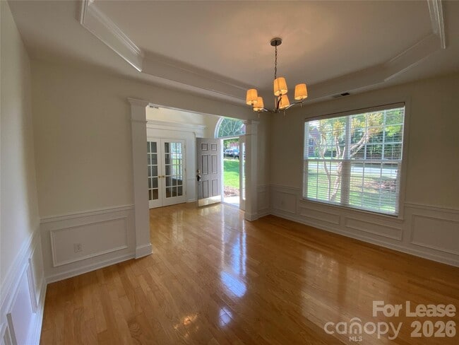 Building Photo - 9901 Hazelview Dr