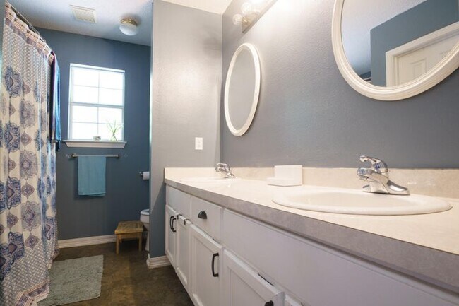 Building Photo - 8294 Pamplona St