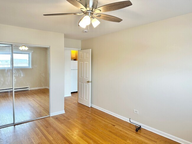 Building Photo - 870 E Old Willow Rd