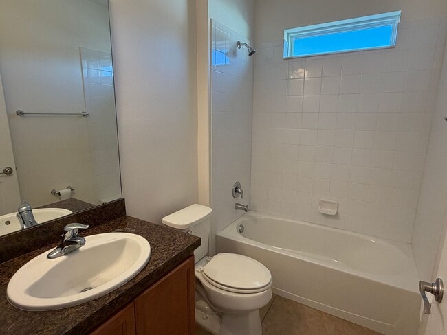 Building Photo - 5 bed 3 bath single family house for rent