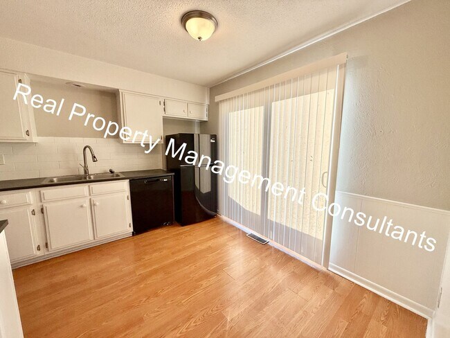 Building Photo - Updated 3-Bedroom Townhome Live Deposit Free with Obligo