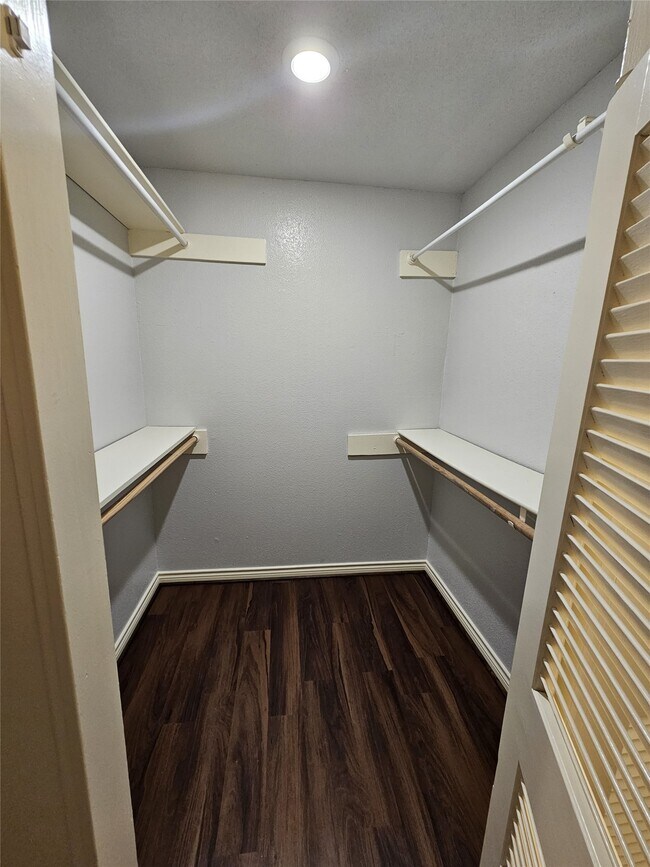 Building Photo - 5853 Village Forest Ct