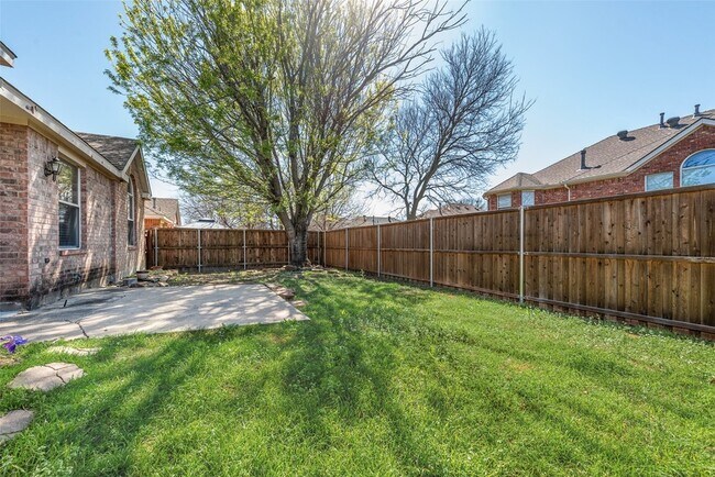 Building Photo - 2600 Spring Dr