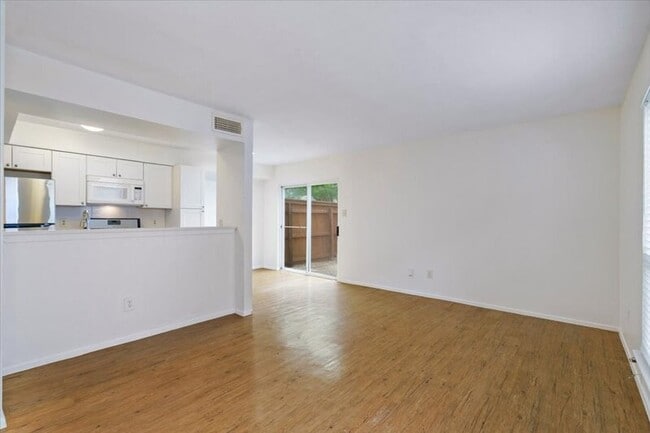 Building Photo - 1313 Southport Dr