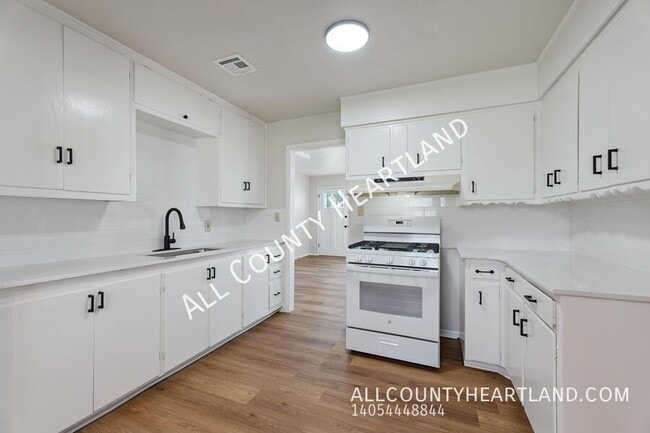 Building Photo - 1800 Ina Mae Ave