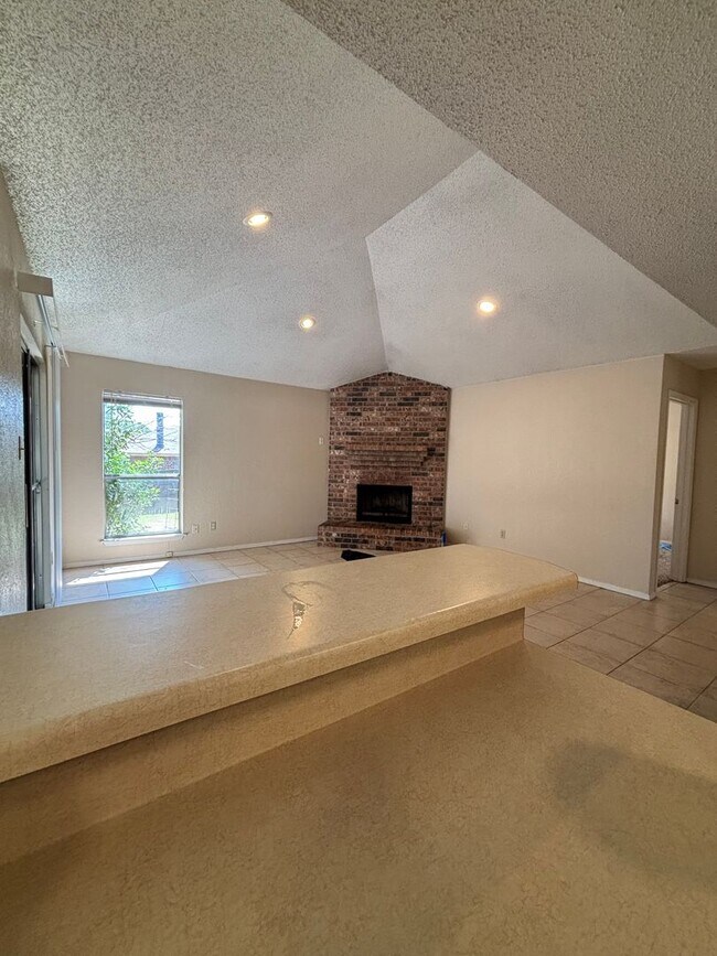Building Photo - 7601-7603 Silveridge Dr