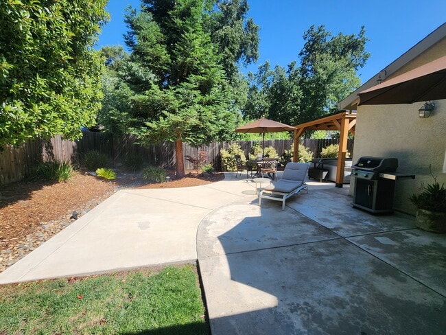 Building Photo - 2585 Greenwood Ln