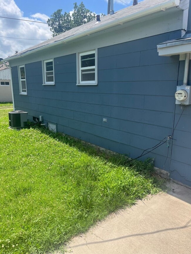 Building Photo - $895 - 2 bed 1 bath - Single Family Home