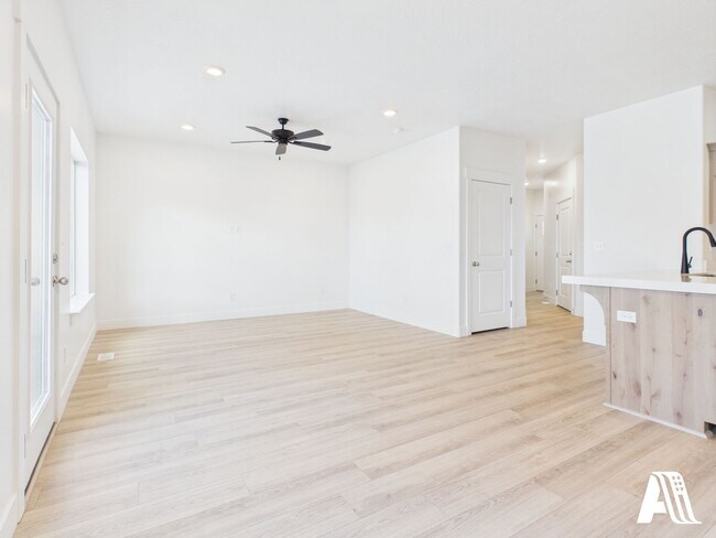 Building Photo - 443 E 650 N
