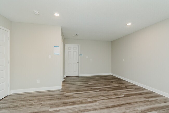 Building Photo - Beautiful Townhome in Carmel