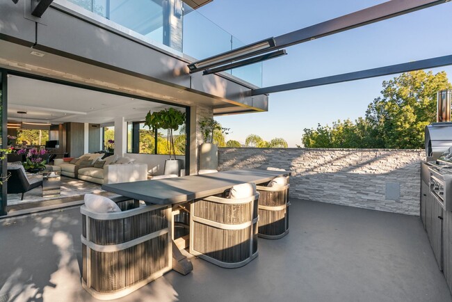 Building Photo - Prestigious Hollywood Hills Home for Rent