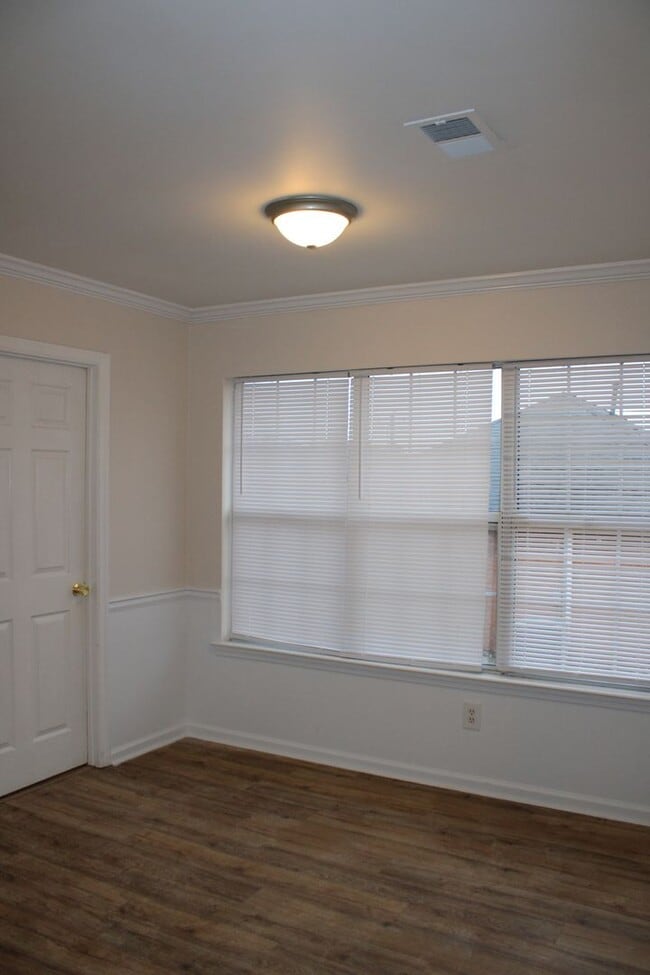 Building Photo - 3 Bedroom 2 Bath W/Bonus South Augusta!