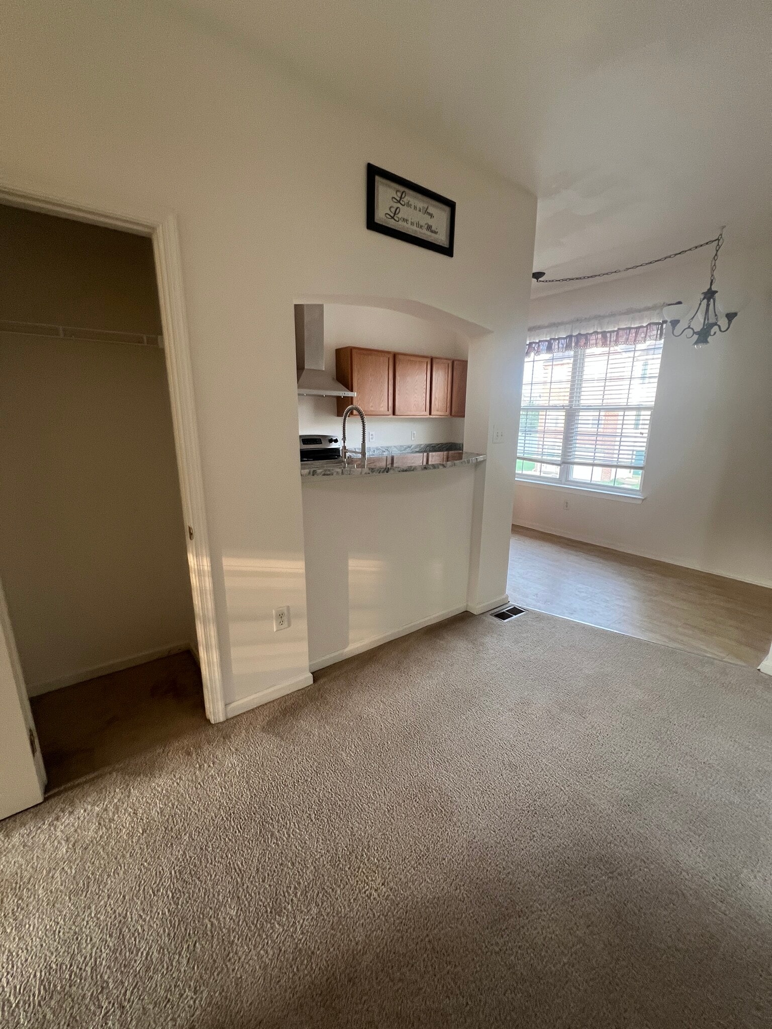 Building Photo - 8 Dolmen Ln