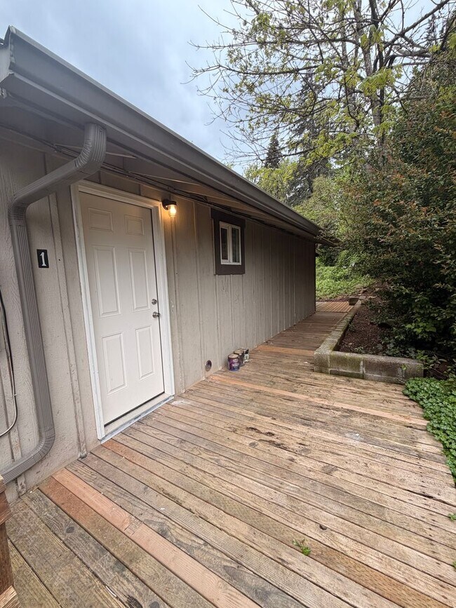 Building Photo - 3-Bedroom 1-bathroom apartment in Creswell!