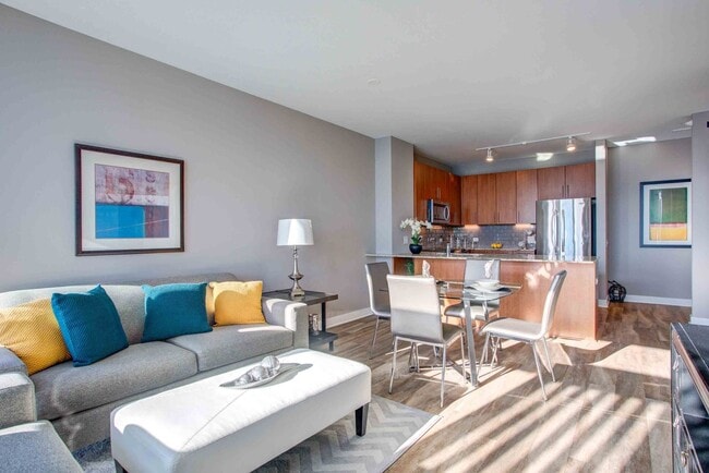 Primary Photo - 610 N State St