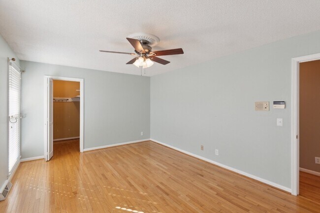 Building Photo - 220 Bartonwood Dr