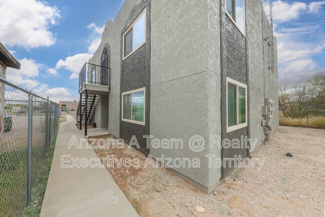 Building Photo - 312 E 24th St