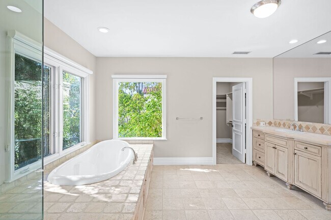 Building Photo - Elegant Dream Escape - Hills of Studio City
