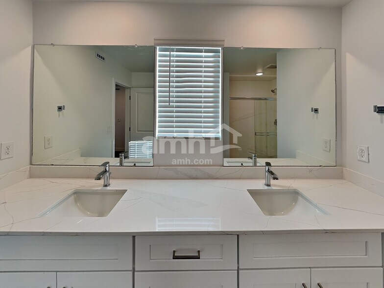 Building Photo - 4633 S 97th Dr