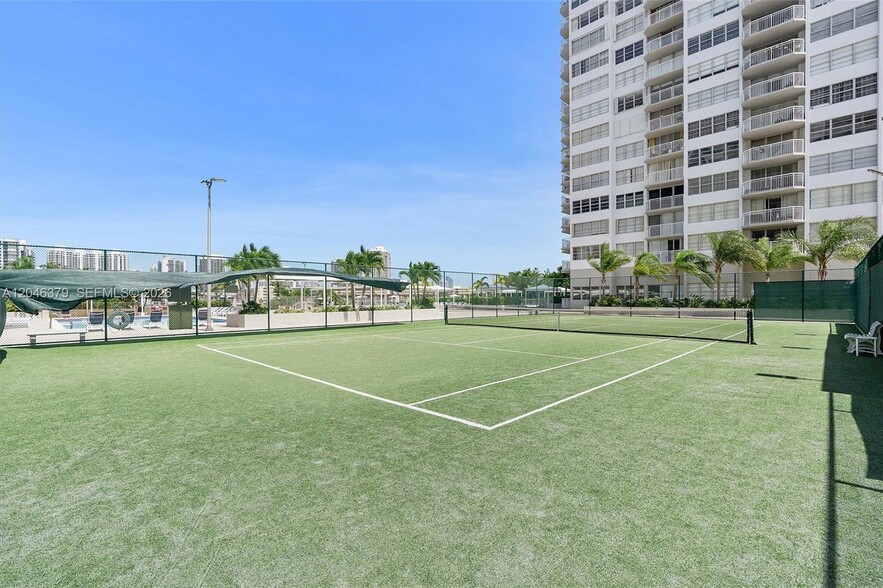 Building Photo - 18031 Biscayne Blvd